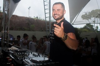 
<a style='margin-left: 5px;' class='btn btn-xs btn-social btn-facebook' href='https://www.facebook.com/sharer/sharer.php?u=https://galeramix.s01.web.getmuller.com.br/imagem/a68/800-800-90/conteudo/site_galerias/68/10-costelaco-do-jr-seco-192.jpg' rel='popup' data-width='500' data-height='400'><i class='fa fa-facebook'></i>Compartilhar <span class='hidden-xs'>no Facebook</span>
</a> 
<a class='btn btn-default btn-xs' target='_blank' href='imagem/a68/800-800-90/conteudo/site_galerias/68/10-costelaco-do-jr-seco-192.jpg'>
<span class='glyphicon glyphicon-cloud-download'></span> Salvar
</a>
