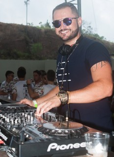 
<a style='margin-left: 5px;' class='btn btn-xs btn-social btn-facebook' href='https://www.facebook.com/sharer/sharer.php?u=https://galeramix.s01.web.getmuller.com.br/imagem/a68/800-800-90/conteudo/site_galerias/68/10-costelaco-do-jr-seco-193.jpg' rel='popup' data-width='500' data-height='400'><i class='fa fa-facebook'></i>Compartilhar <span class='hidden-xs'>no Facebook</span>
</a> 
<a class='btn btn-default btn-xs' target='_blank' href='imagem/a68/800-800-90/conteudo/site_galerias/68/10-costelaco-do-jr-seco-193.jpg'>
<span class='glyphicon glyphicon-cloud-download'></span> Salvar
</a>
