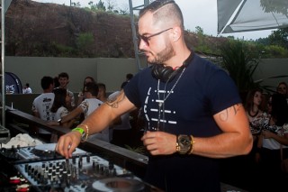 
<a style='margin-left: 5px;' class='btn btn-xs btn-social btn-facebook' href='https://www.facebook.com/sharer/sharer.php?u=https://galeramix.s01.web.getmuller.com.br/imagem/a68/800-800-90/conteudo/site_galerias/68/10-costelaco-do-jr-seco-194.jpg' rel='popup' data-width='500' data-height='400'><i class='fa fa-facebook'></i>Compartilhar <span class='hidden-xs'>no Facebook</span>
</a> 
<a class='btn btn-default btn-xs' target='_blank' href='imagem/a68/800-800-90/conteudo/site_galerias/68/10-costelaco-do-jr-seco-194.jpg'>
<span class='glyphicon glyphicon-cloud-download'></span> Salvar
</a>
