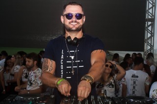 
<a style='margin-left: 5px;' class='btn btn-xs btn-social btn-facebook' href='https://www.facebook.com/sharer/sharer.php?u=https://galeramix.s01.web.getmuller.com.br/imagem/a68/800-800-90/conteudo/site_galerias/68/10-costelaco-do-jr-seco-195.jpg' rel='popup' data-width='500' data-height='400'><i class='fa fa-facebook'></i>Compartilhar <span class='hidden-xs'>no Facebook</span>
</a> 
<a class='btn btn-default btn-xs' target='_blank' href='imagem/a68/800-800-90/conteudo/site_galerias/68/10-costelaco-do-jr-seco-195.jpg'>
<span class='glyphicon glyphicon-cloud-download'></span> Salvar
</a>
