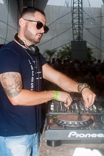 
<a style='margin-left: 5px;' class='btn btn-xs btn-social btn-facebook' href='https://www.facebook.com/sharer/sharer.php?u=https://galeramix.s01.web.getmuller.com.br/imagem/a68/800-800-90/conteudo/site_galerias/68/10-costelaco-do-jr-seco-197.jpg' rel='popup' data-width='500' data-height='400'><i class='fa fa-facebook'></i>Compartilhar <span class='hidden-xs'>no Facebook</span>
</a> 
<a class='btn btn-default btn-xs' target='_blank' href='imagem/a68/800-800-90/conteudo/site_galerias/68/10-costelaco-do-jr-seco-197.jpg'>
<span class='glyphicon glyphicon-cloud-download'></span> Salvar
</a>
