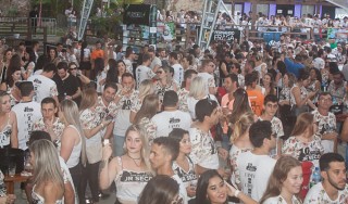 
<a style='margin-left: 5px;' class='btn btn-xs btn-social btn-facebook' href='https://www.facebook.com/sharer/sharer.php?u=https://galeramix.s01.web.getmuller.com.br/imagem/a68/800-800-90/conteudo/site_galerias/68/10-costelaco-do-jr-seco-200.jpg' rel='popup' data-width='500' data-height='400'><i class='fa fa-facebook'></i>Compartilhar <span class='hidden-xs'>no Facebook</span>
</a> 
<a class='btn btn-default btn-xs' target='_blank' href='imagem/a68/800-800-90/conteudo/site_galerias/68/10-costelaco-do-jr-seco-200.jpg'>
<span class='glyphicon glyphicon-cloud-download'></span> Salvar
</a>
