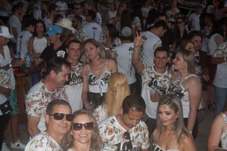 
<a style='margin-left: 5px;' class='btn btn-xs btn-social btn-facebook' href='https://www.facebook.com/sharer/sharer.php?u=https://galeramix.s01.web.getmuller.com.br/imagem/a68/800-800-90/conteudo/site_galerias/68/10-costelaco-do-jr-seco-203.jpg' rel='popup' data-width='500' data-height='400'><i class='fa fa-facebook'></i>Compartilhar <span class='hidden-xs'>no Facebook</span>
</a> 
<a class='btn btn-default btn-xs' target='_blank' href='imagem/a68/800-800-90/conteudo/site_galerias/68/10-costelaco-do-jr-seco-203.jpg'>
<span class='glyphicon glyphicon-cloud-download'></span> Salvar
</a>
