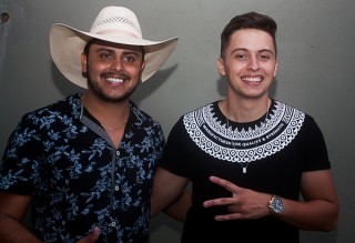 
<a style='margin-left: 5px;' class='btn btn-xs btn-social btn-facebook' href='https://www.facebook.com/sharer/sharer.php?u=https://galeramix.s01.web.getmuller.com.br/imagem/a68/800-800-90/conteudo/site_galerias/68/10-costelaco-do-jr-seco-208.jpg' rel='popup' data-width='500' data-height='400'><i class='fa fa-facebook'></i>Compartilhar <span class='hidden-xs'>no Facebook</span>
</a> 
<a class='btn btn-default btn-xs' target='_blank' href='imagem/a68/800-800-90/conteudo/site_galerias/68/10-costelaco-do-jr-seco-208.jpg'>
<span class='glyphicon glyphicon-cloud-download'></span> Salvar
</a>
