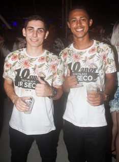 
<a style='margin-left: 5px;' class='btn btn-xs btn-social btn-facebook' href='https://www.facebook.com/sharer/sharer.php?u=https://galeramix.s01.web.getmuller.com.br/imagem/a68/800-800-90/conteudo/site_galerias/68/10-costelaco-do-jr-seco-224.jpg' rel='popup' data-width='500' data-height='400'><i class='fa fa-facebook'></i>Compartilhar <span class='hidden-xs'>no Facebook</span>
</a> 
<a class='btn btn-default btn-xs' target='_blank' href='imagem/a68/800-800-90/conteudo/site_galerias/68/10-costelaco-do-jr-seco-224.jpg'>
<span class='glyphicon glyphicon-cloud-download'></span> Salvar
</a>
