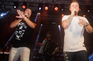 
<a style='margin-left: 5px;' class='btn btn-xs btn-social btn-facebook' href='https://www.facebook.com/sharer/sharer.php?u=https://galeramix.s01.web.getmuller.com.br/imagem/a68/800-800-90/conteudo/site_galerias/68/10-costelaco-do-jr-seco-235.jpg' rel='popup' data-width='500' data-height='400'><i class='fa fa-facebook'></i>Compartilhar <span class='hidden-xs'>no Facebook</span>
</a> 
<a class='btn btn-default btn-xs' target='_blank' href='imagem/a68/800-800-90/conteudo/site_galerias/68/10-costelaco-do-jr-seco-235.jpg'>
<span class='glyphicon glyphicon-cloud-download'></span> Salvar
</a>
