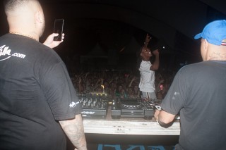 
<a style='margin-left: 5px;' class='btn btn-xs btn-social btn-facebook' href='https://www.facebook.com/sharer/sharer.php?u=https://galeramix.s01.web.getmuller.com.br/imagem/a68/800-800-90/conteudo/site_galerias/68/10-costelaco-do-jr-seco-245.jpg' rel='popup' data-width='500' data-height='400'><i class='fa fa-facebook'></i>Compartilhar <span class='hidden-xs'>no Facebook</span>
</a> 
<a class='btn btn-default btn-xs' target='_blank' href='imagem/a68/800-800-90/conteudo/site_galerias/68/10-costelaco-do-jr-seco-245.jpg'>
<span class='glyphicon glyphicon-cloud-download'></span> Salvar
</a>
