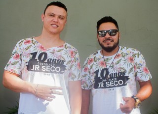 
<a style='margin-left: 5px;' class='btn btn-xs btn-social btn-facebook' href='https://www.facebook.com/sharer/sharer.php?u=https://galeramix.s01.web.getmuller.com.br/imagem/a68/800-800-90/conteudo/site_galerias/68/10-costelaco-do-jr-seco-30.jpg' rel='popup' data-width='500' data-height='400'><i class='fa fa-facebook'></i>Compartilhar <span class='hidden-xs'>no Facebook</span>
</a> 
<a class='btn btn-default btn-xs' target='_blank' href='imagem/a68/800-800-90/conteudo/site_galerias/68/10-costelaco-do-jr-seco-30.jpg'>
<span class='glyphicon glyphicon-cloud-download'></span> Salvar
</a>
