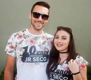 
<a style='margin-left: 5px;' class='btn btn-xs btn-social btn-facebook' href='https://www.facebook.com/sharer/sharer.php?u=https://galeramix.s01.web.getmuller.com.br/imagem/a68/800-800-90/conteudo/site_galerias/68/10-costelaco-do-jr-seco-40.jpg' rel='popup' data-width='500' data-height='400'><i class='fa fa-facebook'></i>Compartilhar <span class='hidden-xs'>no Facebook</span>
</a> 
<a class='btn btn-default btn-xs' target='_blank' href='imagem/a68/800-800-90/conteudo/site_galerias/68/10-costelaco-do-jr-seco-40.jpg'>
<span class='glyphicon glyphicon-cloud-download'></span> Salvar
</a>
