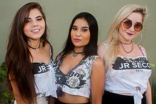 
<a style='margin-left: 5px;' class='btn btn-xs btn-social btn-facebook' href='https://www.facebook.com/sharer/sharer.php?u=https://galeramix.s01.web.getmuller.com.br/imagem/a68/800-800-90/conteudo/site_galerias/68/10-costelaco-do-jr-seco-94.jpg' rel='popup' data-width='500' data-height='400'><i class='fa fa-facebook'></i>Compartilhar <span class='hidden-xs'>no Facebook</span>
</a> 
<a class='btn btn-default btn-xs' target='_blank' href='imagem/a68/800-800-90/conteudo/site_galerias/68/10-costelaco-do-jr-seco-94.jpg'>
<span class='glyphicon glyphicon-cloud-download'></span> Salvar
</a>
