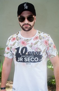 
<a style='margin-left: 5px;' class='btn btn-xs btn-social btn-facebook' href='https://www.facebook.com/sharer/sharer.php?u=https://galeramix.s01.web.getmuller.com.br/imagem/a68/800-800-90/conteudo/site_galerias/68/10-costelaco-do-jr-seco-95.jpg' rel='popup' data-width='500' data-height='400'><i class='fa fa-facebook'></i>Compartilhar <span class='hidden-xs'>no Facebook</span>
</a> 
<a class='btn btn-default btn-xs' target='_blank' href='imagem/a68/800-800-90/conteudo/site_galerias/68/10-costelaco-do-jr-seco-95.jpg'>
<span class='glyphicon glyphicon-cloud-download'></span> Salvar
</a>
