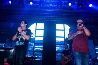 
                                    <a style='margin-left: 5px;' class='btn btn-xs btn-social btn-facebook' href='https://www.facebook.com/sharer/sharer.php?u=https://galeramix.s01.web.getmuller.com.br/imagem/a69/800-800-90/conteudo/site_galerias/69/111matheus-e-kauan-no-petry-galera-mix-86.jpg' rel='popup' data-width='500' data-height='400'><i class='fa fa-facebook'></i>Compartilhar <span class='hidden-xs'>no Facebook</span>
                                </a> 
                                <a class='btn btn-default btn-xs' target='_blank' href='imagem/a69/800-800-90/conteudo/site_galerias/69/111matheus-e-kauan-no-petry-galera-mix-86.jpg'>
                                    <span class='glyphicon glyphicon-cloud-download'></span> Salvar
                                </a>
                                