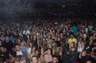 
<a style='margin-left: 5px;' class='btn btn-xs btn-social btn-facebook' href='https://www.facebook.com/sharer/sharer.php?u=https://galeramix.s01.web.getmuller.com.br/imagem/a69/800-800-90/conteudo/site_galerias/69/matheus-e-kauan-no-petry-galera-mix-46.jpg' rel='popup' data-width='500' data-height='400'><i class='fa fa-facebook'></i>Compartilhar <span class='hidden-xs'>no Facebook</span>
</a> 
<a class='btn btn-default btn-xs' target='_blank' href='imagem/a69/800-800-90/conteudo/site_galerias/69/matheus-e-kauan-no-petry-galera-mix-46.jpg'>
<span class='glyphicon glyphicon-cloud-download'></span> Salvar
</a>
