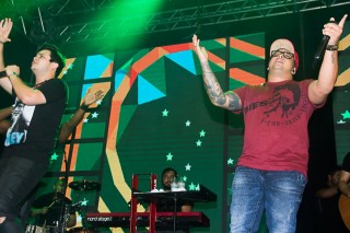 
<a style='margin-left: 5px;' class='btn btn-xs btn-social btn-facebook' href='https://www.facebook.com/sharer/sharer.php?u=https://galeramix.s01.web.getmuller.com.br/imagem/a69/800-800-90/conteudo/site_galerias/69/matheus-e-kauan-no-petry-galera-mix-79.jpg' rel='popup' data-width='500' data-height='400'><i class='fa fa-facebook'></i>Compartilhar <span class='hidden-xs'>no Facebook</span>
</a> 
<a class='btn btn-default btn-xs' target='_blank' href='imagem/a69/800-800-90/conteudo/site_galerias/69/matheus-e-kauan-no-petry-galera-mix-79.jpg'>
<span class='glyphicon glyphicon-cloud-download'></span> Salvar
</a>
