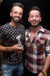 
<a style='margin-left: 5px;' class='btn btn-xs btn-social btn-facebook' href='https://www.facebook.com/sharer/sharer.php?u=https://galeramix.s01.web.getmuller.com.br/imagem/a69/800-800-90/conteudo/site_galerias/69/matheus-e-kauan-no-petry-galera-mix-9.jpg' rel='popup' data-width='500' data-height='400'><i class='fa fa-facebook'></i>Compartilhar <span class='hidden-xs'>no Facebook</span>
</a> 
<a class='btn btn-default btn-xs' target='_blank' href='imagem/a69/800-800-90/conteudo/site_galerias/69/matheus-e-kauan-no-petry-galera-mix-9.jpg'>
<span class='glyphicon glyphicon-cloud-download'></span> Salvar
</a>
