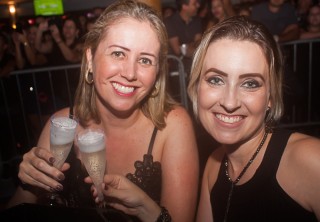 
                <a style='margin-left: 5px;' class='btn btn-xs btn-social btn-facebook' href='https://www.facebook.com/sharer/sharer.php?u=https://galeramix.s01.web.getmuller.com.br/imagem/a71/800-800-90/conteudo/site_galerias/71/galera-mix-petry-victor-e-leo-cezar-menotti-e-fabiano-13.jpg' rel='popup' data-width='500' data-height='400'><i class='fa fa-facebook'></i>Compartilhar <span class='hidden-xs'>no Facebook</span>
            </a> 
            <a class='btn btn-default btn-xs' target='_blank' href='imagem/a71/800-800-90/conteudo/site_galerias/71/galera-mix-petry-victor-e-leo-cezar-menotti-e-fabiano-13.jpg'>
                <span class='glyphicon glyphicon-cloud-download'></span> Salvar
            </a>
            