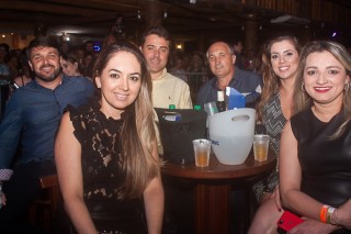 
            <a style='margin-left: 5px;' class='btn btn-xs btn-social btn-facebook' href='https://www.facebook.com/sharer/sharer.php?u=https://galeramix.s01.web.getmuller.com.br/imagem/a71/800-800-90/conteudo/site_galerias/71/galera-mix-petry-victor-e-leo-cezar-menotti-e-fabiano-14.jpg' rel='popup' data-width='500' data-height='400'><i class='fa fa-facebook'></i>Compartilhar <span class='hidden-xs'>no Facebook</span>
        </a> 
        <a class='btn btn-default btn-xs' target='_blank' href='imagem/a71/800-800-90/conteudo/site_galerias/71/galera-mix-petry-victor-e-leo-cezar-menotti-e-fabiano-14.jpg'>
            <span class='glyphicon glyphicon-cloud-download'></span> Salvar
        </a>
        