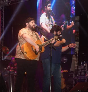 
<a style='margin-left: 5px;' class='btn btn-xs btn-social btn-facebook' href='https://www.facebook.com/sharer/sharer.php?u=https://galeramix.s01.web.getmuller.com.br/imagem/a71/800-800-90/conteudo/site_galerias/71/galera-mix-petry-victor-e-leo-cezar-menotti-e-fabiano-19.jpg' rel='popup' data-width='500' data-height='400'><i class='fa fa-facebook'></i>Compartilhar <span class='hidden-xs'>no Facebook</span>
</a> 
<a class='btn btn-default btn-xs' target='_blank' href='imagem/a71/800-800-90/conteudo/site_galerias/71/galera-mix-petry-victor-e-leo-cezar-menotti-e-fabiano-19.jpg'>
<span class='glyphicon glyphicon-cloud-download'></span> Salvar
</a>
