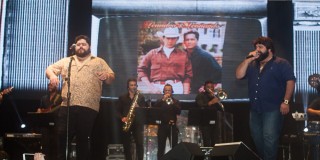 
<a style='margin-left: 5px;' class='btn btn-xs btn-social btn-facebook' href='https://www.facebook.com/sharer/sharer.php?u=https://galeramix.s01.web.getmuller.com.br/imagem/a71/800-800-90/conteudo/site_galerias/71/galera-mix-petry-victor-e-leo-cezar-menotti-e-fabiano-2.jpg' rel='popup' data-width='500' data-height='400'><i class='fa fa-facebook'></i>Compartilhar <span class='hidden-xs'>no Facebook</span>
</a> 
<a class='btn btn-default btn-xs' target='_blank' href='imagem/a71/800-800-90/conteudo/site_galerias/71/galera-mix-petry-victor-e-leo-cezar-menotti-e-fabiano-2.jpg'>
<span class='glyphicon glyphicon-cloud-download'></span> Salvar
</a>
