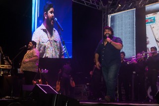 
<a style='margin-left: 5px;' class='btn btn-xs btn-social btn-facebook' href='https://www.facebook.com/sharer/sharer.php?u=https://galeramix.s01.web.getmuller.com.br/imagem/a71/800-800-90/conteudo/site_galerias/71/galera-mix-petry-victor-e-leo-cezar-menotti-e-fabiano-7.jpg' rel='popup' data-width='500' data-height='400'><i class='fa fa-facebook'></i>Compartilhar <span class='hidden-xs'>no Facebook</span>
</a> 
<a class='btn btn-default btn-xs' target='_blank' href='imagem/a71/800-800-90/conteudo/site_galerias/71/galera-mix-petry-victor-e-leo-cezar-menotti-e-fabiano-7.jpg'>
<span class='glyphicon glyphicon-cloud-download'></span> Salvar
</a>
