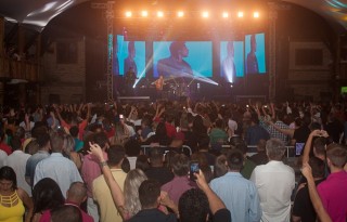 
<a style='margin-left: 5px;' class='btn btn-xs btn-social btn-facebook' href='https://www.facebook.com/sharer/sharer.php?u=https://galeramix.s01.web.getmuller.com.br/imagem/a71/800-800-90/conteudo/site_galerias/71/galera-mix-petry-victor-e-leo-cezar-menotti-e-fabiano-74.jpg' rel='popup' data-width='500' data-height='400'><i class='fa fa-facebook'></i>Compartilhar <span class='hidden-xs'>no Facebook</span>
</a> 
<a class='btn btn-default btn-xs' target='_blank' href='imagem/a71/800-800-90/conteudo/site_galerias/71/galera-mix-petry-victor-e-leo-cezar-menotti-e-fabiano-74.jpg'>
<span class='glyphicon glyphicon-cloud-download'></span> Salvar
</a>
