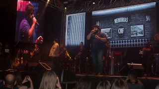 
<a style='margin-left: 5px;' class='btn btn-xs btn-social btn-facebook' href='https://www.facebook.com/sharer/sharer.php?u=https://galeramix.s01.web.getmuller.com.br/imagem/a71/800-800-90/conteudo/site_galerias/71/galera-mix-petry-victor-e-leo-cezar-menotti-e-fabiano-9.jpg' rel='popup' data-width='500' data-height='400'><i class='fa fa-facebook'></i>Compartilhar <span class='hidden-xs'>no Facebook</span>
</a> 
<a class='btn btn-default btn-xs' target='_blank' href='imagem/a71/800-800-90/conteudo/site_galerias/71/galera-mix-petry-victor-e-leo-cezar-menotti-e-fabiano-9.jpg'>
<span class='glyphicon glyphicon-cloud-download'></span> Salvar
</a>
