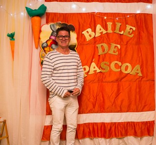 
                                <a style='margin-left: 5px;' class='btn btn-xs btn-social btn-facebook' href='https://www.facebook.com/sharer/sharer.php?u=https://galeramix.s01.web.getmuller.com.br/imagem/a72/800-800-90/conteudo/site_galerias/72/baile-pascoa-10.jpg' rel='popup' data-width='500' data-height='400'><i class='fa fa-facebook'></i>Compartilhar <span class='hidden-xs'>no Facebook</span>
                            </a> 
                            <a class='btn btn-default btn-xs' target='_blank' href='imagem/a72/800-800-90/conteudo/site_galerias/72/baile-pascoa-10.jpg'>
                                <span class='glyphicon glyphicon-cloud-download'></span> Salvar
                            </a>
                            