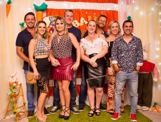 
<a style='margin-left: 5px;' class='btn btn-xs btn-social btn-facebook' href='https://www.facebook.com/sharer/sharer.php?u=https://galeramix.s01.web.getmuller.com.br/imagem/a72/800-800-90/conteudo/site_galerias/72/baile-pascoa-27.jpg' rel='popup' data-width='500' data-height='400'><i class='fa fa-facebook'></i>Compartilhar <span class='hidden-xs'>no Facebook</span>
</a> 
<a class='btn btn-default btn-xs' target='_blank' href='imagem/a72/800-800-90/conteudo/site_galerias/72/baile-pascoa-27.jpg'>
<span class='glyphicon glyphicon-cloud-download'></span> Salvar
</a>
