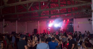 
<a style='margin-left: 5px;' class='btn btn-xs btn-social btn-facebook' href='https://www.facebook.com/sharer/sharer.php?u=https://galeramix.s01.web.getmuller.com.br/imagem/a72/800-800-90/conteudo/site_galerias/72/baile-pascoa-53.jpg' rel='popup' data-width='500' data-height='400'><i class='fa fa-facebook'></i>Compartilhar <span class='hidden-xs'>no Facebook</span>
</a> 
<a class='btn btn-default btn-xs' target='_blank' href='imagem/a72/800-800-90/conteudo/site_galerias/72/baile-pascoa-53.jpg'>
<span class='glyphicon glyphicon-cloud-download'></span> Salvar
</a>
