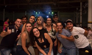 
<a style='margin-left: 5px;' class='btn btn-xs btn-social btn-facebook' href='https://www.facebook.com/sharer/sharer.php?u=https://galeramix.s01.web.getmuller.com.br/imagem/a72/800-800-90/conteudo/site_galerias/72/baile-pascoa-58.jpg' rel='popup' data-width='500' data-height='400'><i class='fa fa-facebook'></i>Compartilhar <span class='hidden-xs'>no Facebook</span>
</a> 
<a class='btn btn-default btn-xs' target='_blank' href='imagem/a72/800-800-90/conteudo/site_galerias/72/baile-pascoa-58.jpg'>
<span class='glyphicon glyphicon-cloud-download'></span> Salvar
</a>
