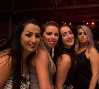 
<a style='margin-left: 5px;' class='btn btn-xs btn-social btn-facebook' href='https://www.facebook.com/sharer/sharer.php?u=https://galeramix.s01.web.getmuller.com.br/imagem/a72/800-800-90/conteudo/site_galerias/72/baile-pascoa-63.jpg' rel='popup' data-width='500' data-height='400'><i class='fa fa-facebook'></i>Compartilhar <span class='hidden-xs'>no Facebook</span>
</a> 
<a class='btn btn-default btn-xs' target='_blank' href='imagem/a72/800-800-90/conteudo/site_galerias/72/baile-pascoa-63.jpg'>
<span class='glyphicon glyphicon-cloud-download'></span> Salvar
</a>
