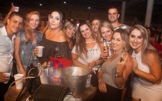 
                                    <a style='margin-left: 5px;' class='btn btn-xs btn-social btn-facebook' href='https://www.facebook.com/sharer/sharer.php?u=https://galeramix.s01.web.getmuller.com.br/imagem/a73/800-800-90/conteudo/site_galerias/73/00-capa-cachacada-do-ivonir-machado-pirao-com-linguica-tijucas-galeramix-79.jpg' rel='popup' data-width='500' data-height='400'><i class='fa fa-facebook'></i>Compartilhar <span class='hidden-xs'>no Facebook</span>
                                </a> 
                                <a class='btn btn-default btn-xs' target='_blank' href='imagem/a73/800-800-90/conteudo/site_galerias/73/00-capa-cachacada-do-ivonir-machado-pirao-com-linguica-tijucas-galeramix-79.jpg'>
                                    <span class='glyphicon glyphicon-cloud-download'></span> Salvar
                                </a>
                                