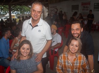 
                            <a style='margin-left: 5px;' class='btn btn-xs btn-social btn-facebook' href='https://www.facebook.com/sharer/sharer.php?u=https://galeramix.s01.web.getmuller.com.br/imagem/a73/800-800-90/conteudo/site_galerias/73/cachacada-do-ivonir-machado-pirao-com-linguica-tijucas-galeramix-10.jpg' rel='popup' data-width='500' data-height='400'><i class='fa fa-facebook'></i>Compartilhar <span class='hidden-xs'>no Facebook</span>
                        </a> 
                        <a class='btn btn-default btn-xs' target='_blank' href='imagem/a73/800-800-90/conteudo/site_galerias/73/cachacada-do-ivonir-machado-pirao-com-linguica-tijucas-galeramix-10.jpg'>
                            <span class='glyphicon glyphicon-cloud-download'></span> Salvar
                        </a>
                        