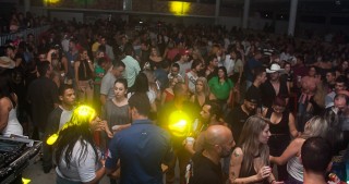 
<a style='margin-left: 5px;' class='btn btn-xs btn-social btn-facebook' href='https://www.facebook.com/sharer/sharer.php?u=https://galeramix.s01.web.getmuller.com.br/imagem/a73/800-800-90/conteudo/site_galerias/73/cachacada-do-ivonir-machado-pirao-com-linguica-tijucas-galeramix-107.jpg' rel='popup' data-width='500' data-height='400'><i class='fa fa-facebook'></i>Compartilhar <span class='hidden-xs'>no Facebook</span>
</a> 
<a class='btn btn-default btn-xs' target='_blank' href='imagem/a73/800-800-90/conteudo/site_galerias/73/cachacada-do-ivonir-machado-pirao-com-linguica-tijucas-galeramix-107.jpg'>
<span class='glyphicon glyphicon-cloud-download'></span> Salvar
</a>
