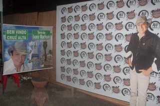 
<a style='margin-left: 5px;' class='btn btn-xs btn-social btn-facebook' href='https://www.facebook.com/sharer/sharer.php?u=https://galeramix.s01.web.getmuller.com.br/imagem/a73/800-800-90/conteudo/site_galerias/73/cachacada-do-ivonir-machado-pirao-com-linguica-tijucas-galeramix-120.jpg' rel='popup' data-width='500' data-height='400'><i class='fa fa-facebook'></i>Compartilhar <span class='hidden-xs'>no Facebook</span>
</a> 
<a class='btn btn-default btn-xs' target='_blank' href='imagem/a73/800-800-90/conteudo/site_galerias/73/cachacada-do-ivonir-machado-pirao-com-linguica-tijucas-galeramix-120.jpg'>
<span class='glyphicon glyphicon-cloud-download'></span> Salvar
</a>
