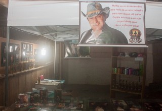 
<a style='margin-left: 5px;' class='btn btn-xs btn-social btn-facebook' href='https://www.facebook.com/sharer/sharer.php?u=https://galeramix.s01.web.getmuller.com.br/imagem/a73/800-800-90/conteudo/site_galerias/73/cachacada-do-ivonir-machado-pirao-com-linguica-tijucas-galeramix-121.jpg' rel='popup' data-width='500' data-height='400'><i class='fa fa-facebook'></i>Compartilhar <span class='hidden-xs'>no Facebook</span>
</a> 
<a class='btn btn-default btn-xs' target='_blank' href='imagem/a73/800-800-90/conteudo/site_galerias/73/cachacada-do-ivonir-machado-pirao-com-linguica-tijucas-galeramix-121.jpg'>
<span class='glyphicon glyphicon-cloud-download'></span> Salvar
</a>
