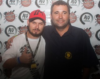 
<a style='margin-left: 5px;' class='btn btn-xs btn-social btn-facebook' href='https://www.facebook.com/sharer/sharer.php?u=https://galeramix.s01.web.getmuller.com.br/imagem/a73/800-800-90/conteudo/site_galerias/73/cachacada-do-ivonir-machado-pirao-com-linguica-tijucas-galeramix-129.jpg' rel='popup' data-width='500' data-height='400'><i class='fa fa-facebook'></i>Compartilhar <span class='hidden-xs'>no Facebook</span>
</a> 
<a class='btn btn-default btn-xs' target='_blank' href='imagem/a73/800-800-90/conteudo/site_galerias/73/cachacada-do-ivonir-machado-pirao-com-linguica-tijucas-galeramix-129.jpg'>
<span class='glyphicon glyphicon-cloud-download'></span> Salvar
</a>
