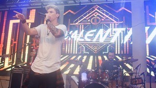 
<a style='margin-left: 5px;' class='btn btn-xs btn-social btn-facebook' href='https://www.facebook.com/sharer/sharer.php?u=https://galeramix.s01.web.getmuller.com.br/imagem/a73/800-800-90/conteudo/site_galerias/73/cachacada-do-ivonir-machado-pirao-com-linguica-tijucas-galeramix-136.jpg' rel='popup' data-width='500' data-height='400'><i class='fa fa-facebook'></i>Compartilhar <span class='hidden-xs'>no Facebook</span>
</a> 
<a class='btn btn-default btn-xs' target='_blank' href='imagem/a73/800-800-90/conteudo/site_galerias/73/cachacada-do-ivonir-machado-pirao-com-linguica-tijucas-galeramix-136.jpg'>
<span class='glyphicon glyphicon-cloud-download'></span> Salvar
</a>
