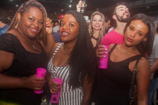 
<a style='margin-left: 5px;' class='btn btn-xs btn-social btn-facebook' href='https://www.facebook.com/sharer/sharer.php?u=https://galeramix.s01.web.getmuller.com.br/imagem/a73/800-800-90/conteudo/site_galerias/73/cachacada-do-ivonir-machado-pirao-com-linguica-tijucas-galeramix-137.jpg' rel='popup' data-width='500' data-height='400'><i class='fa fa-facebook'></i>Compartilhar <span class='hidden-xs'>no Facebook</span>
</a> 
<a class='btn btn-default btn-xs' target='_blank' href='imagem/a73/800-800-90/conteudo/site_galerias/73/cachacada-do-ivonir-machado-pirao-com-linguica-tijucas-galeramix-137.jpg'>
<span class='glyphicon glyphicon-cloud-download'></span> Salvar
</a>
