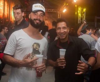 
<a style='margin-left: 5px;' class='btn btn-xs btn-social btn-facebook' href='https://www.facebook.com/sharer/sharer.php?u=https://galeramix.s01.web.getmuller.com.br/imagem/a73/800-800-90/conteudo/site_galerias/73/cachacada-do-ivonir-machado-pirao-com-linguica-tijucas-galeramix-138.jpg' rel='popup' data-width='500' data-height='400'><i class='fa fa-facebook'></i>Compartilhar <span class='hidden-xs'>no Facebook</span>
</a> 
<a class='btn btn-default btn-xs' target='_blank' href='imagem/a73/800-800-90/conteudo/site_galerias/73/cachacada-do-ivonir-machado-pirao-com-linguica-tijucas-galeramix-138.jpg'>
<span class='glyphicon glyphicon-cloud-download'></span> Salvar
</a>
