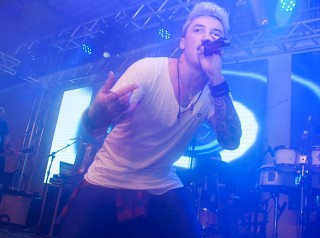 
<a style='margin-left: 5px;' class='btn btn-xs btn-social btn-facebook' href='https://www.facebook.com/sharer/sharer.php?u=https://galeramix.s01.web.getmuller.com.br/imagem/a73/800-800-90/conteudo/site_galerias/73/cachacada-do-ivonir-machado-pirao-com-linguica-tijucas-galeramix-145.jpg' rel='popup' data-width='500' data-height='400'><i class='fa fa-facebook'></i>Compartilhar <span class='hidden-xs'>no Facebook</span>
</a> 
<a class='btn btn-default btn-xs' target='_blank' href='imagem/a73/800-800-90/conteudo/site_galerias/73/cachacada-do-ivonir-machado-pirao-com-linguica-tijucas-galeramix-145.jpg'>
<span class='glyphicon glyphicon-cloud-download'></span> Salvar
</a>
