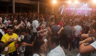 
<a style='margin-left: 5px;' class='btn btn-xs btn-social btn-facebook' href='https://www.facebook.com/sharer/sharer.php?u=https://galeramix.s01.web.getmuller.com.br/imagem/a73/800-800-90/conteudo/site_galerias/73/cachacada-do-ivonir-machado-pirao-com-linguica-tijucas-galeramix-146.jpg' rel='popup' data-width='500' data-height='400'><i class='fa fa-facebook'></i>Compartilhar <span class='hidden-xs'>no Facebook</span>
</a> 
<a class='btn btn-default btn-xs' target='_blank' href='imagem/a73/800-800-90/conteudo/site_galerias/73/cachacada-do-ivonir-machado-pirao-com-linguica-tijucas-galeramix-146.jpg'>
<span class='glyphicon glyphicon-cloud-download'></span> Salvar
</a>
