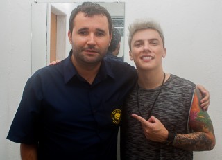 
<a style='margin-left: 5px;' class='btn btn-xs btn-social btn-facebook' href='https://www.facebook.com/sharer/sharer.php?u=https://galeramix.s01.web.getmuller.com.br/imagem/a73/800-800-90/conteudo/site_galerias/73/cachacada-do-ivonir-machado-pirao-com-linguica-tijucas-galeramix-162.jpg' rel='popup' data-width='500' data-height='400'><i class='fa fa-facebook'></i>Compartilhar <span class='hidden-xs'>no Facebook</span>
</a> 
<a class='btn btn-default btn-xs' target='_blank' href='imagem/a73/800-800-90/conteudo/site_galerias/73/cachacada-do-ivonir-machado-pirao-com-linguica-tijucas-galeramix-162.jpg'>
<span class='glyphicon glyphicon-cloud-download'></span> Salvar
</a>
