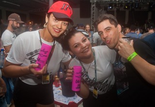 
<a style='margin-left: 5px;' class='btn btn-xs btn-social btn-facebook' href='https://www.facebook.com/sharer/sharer.php?u=https://galeramix.s01.web.getmuller.com.br/imagem/a73/800-800-90/conteudo/site_galerias/73/cachacada-do-ivonir-machado-pirao-com-linguica-tijucas-galeramix-176.jpg' rel='popup' data-width='500' data-height='400'><i class='fa fa-facebook'></i>Compartilhar <span class='hidden-xs'>no Facebook</span>
</a> 
<a class='btn btn-default btn-xs' target='_blank' href='imagem/a73/800-800-90/conteudo/site_galerias/73/cachacada-do-ivonir-machado-pirao-com-linguica-tijucas-galeramix-176.jpg'>
<span class='glyphicon glyphicon-cloud-download'></span> Salvar
</a>
