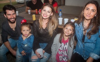 
<a style='margin-left: 5px;' class='btn btn-xs btn-social btn-facebook' href='https://www.facebook.com/sharer/sharer.php?u=https://galeramix.s01.web.getmuller.com.br/imagem/a73/800-800-90/conteudo/site_galerias/73/cachacada-do-ivonir-machado-pirao-com-linguica-tijucas-galeramix-19.jpg' rel='popup' data-width='500' data-height='400'><i class='fa fa-facebook'></i>Compartilhar <span class='hidden-xs'>no Facebook</span>
</a> 
<a class='btn btn-default btn-xs' target='_blank' href='imagem/a73/800-800-90/conteudo/site_galerias/73/cachacada-do-ivonir-machado-pirao-com-linguica-tijucas-galeramix-19.jpg'>
<span class='glyphicon glyphicon-cloud-download'></span> Salvar
</a>
