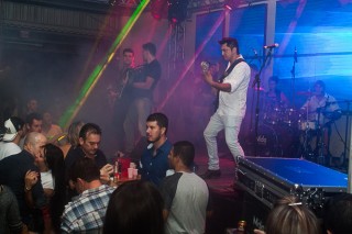 
<a style='margin-left: 5px;' class='btn btn-xs btn-social btn-facebook' href='https://www.facebook.com/sharer/sharer.php?u=https://galeramix.s01.web.getmuller.com.br/imagem/a73/800-800-90/conteudo/site_galerias/73/cachacada-do-ivonir-machado-pirao-com-linguica-tijucas-galeramix-195.jpg' rel='popup' data-width='500' data-height='400'><i class='fa fa-facebook'></i>Compartilhar <span class='hidden-xs'>no Facebook</span>
</a> 
<a class='btn btn-default btn-xs' target='_blank' href='imagem/a73/800-800-90/conteudo/site_galerias/73/cachacada-do-ivonir-machado-pirao-com-linguica-tijucas-galeramix-195.jpg'>
<span class='glyphicon glyphicon-cloud-download'></span> Salvar
</a>
