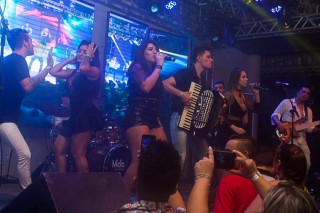 
<a style='margin-left: 5px;' class='btn btn-xs btn-social btn-facebook' href='https://www.facebook.com/sharer/sharer.php?u=https://galeramix.s01.web.getmuller.com.br/imagem/a73/800-800-90/conteudo/site_galerias/73/cachacada-do-ivonir-machado-pirao-com-linguica-tijucas-galeramix-203.jpg' rel='popup' data-width='500' data-height='400'><i class='fa fa-facebook'></i>Compartilhar <span class='hidden-xs'>no Facebook</span>
</a> 
<a class='btn btn-default btn-xs' target='_blank' href='imagem/a73/800-800-90/conteudo/site_galerias/73/cachacada-do-ivonir-machado-pirao-com-linguica-tijucas-galeramix-203.jpg'>
<span class='glyphicon glyphicon-cloud-download'></span> Salvar
</a>
