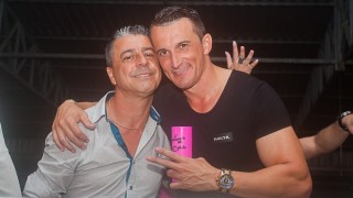 
<a style='margin-left: 5px;' class='btn btn-xs btn-social btn-facebook' href='https://www.facebook.com/sharer/sharer.php?u=https://galeramix.s01.web.getmuller.com.br/imagem/a73/800-800-90/conteudo/site_galerias/73/cachacada-do-ivonir-machado-pirao-com-linguica-tijucas-galeramix-206.jpg' rel='popup' data-width='500' data-height='400'><i class='fa fa-facebook'></i>Compartilhar <span class='hidden-xs'>no Facebook</span>
</a> 
<a class='btn btn-default btn-xs' target='_blank' href='imagem/a73/800-800-90/conteudo/site_galerias/73/cachacada-do-ivonir-machado-pirao-com-linguica-tijucas-galeramix-206.jpg'>
<span class='glyphicon glyphicon-cloud-download'></span> Salvar
</a>
