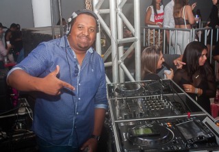 
<a style='margin-left: 5px;' class='btn btn-xs btn-social btn-facebook' href='https://www.facebook.com/sharer/sharer.php?u=https://galeramix.s01.web.getmuller.com.br/imagem/a73/800-800-90/conteudo/site_galerias/73/cachacada-do-ivonir-machado-pirao-com-linguica-tijucas-galeramix-211.jpg' rel='popup' data-width='500' data-height='400'><i class='fa fa-facebook'></i>Compartilhar <span class='hidden-xs'>no Facebook</span>
</a> 
<a class='btn btn-default btn-xs' target='_blank' href='imagem/a73/800-800-90/conteudo/site_galerias/73/cachacada-do-ivonir-machado-pirao-com-linguica-tijucas-galeramix-211.jpg'>
<span class='glyphicon glyphicon-cloud-download'></span> Salvar
</a>
