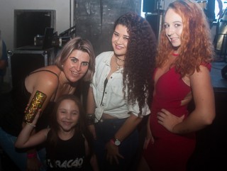 
<a style='margin-left: 5px;' class='btn btn-xs btn-social btn-facebook' href='https://www.facebook.com/sharer/sharer.php?u=https://galeramix.s01.web.getmuller.com.br/imagem/a73/800-800-90/conteudo/site_galerias/73/cachacada-do-ivonir-machado-pirao-com-linguica-tijucas-galeramix-214.jpg' rel='popup' data-width='500' data-height='400'><i class='fa fa-facebook'></i>Compartilhar <span class='hidden-xs'>no Facebook</span>
</a> 
<a class='btn btn-default btn-xs' target='_blank' href='imagem/a73/800-800-90/conteudo/site_galerias/73/cachacada-do-ivonir-machado-pirao-com-linguica-tijucas-galeramix-214.jpg'>
<span class='glyphicon glyphicon-cloud-download'></span> Salvar
</a>
